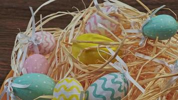 Frohe Ostern. handgefertigte Ostereier aus Papier. video