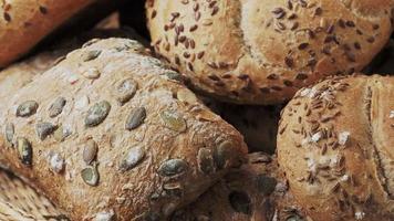 rieten mand met selectie van brood en gebakjes. assortiment van gebakken producten video