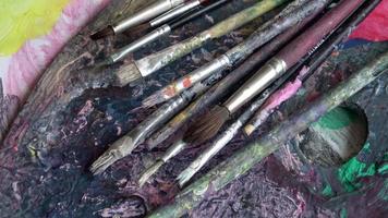 pinceles usados en la paleta de un artista de pintura de aceite de colores video