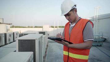 fabriek ingenieurs of personeel controle de koeling systeem van de fabriek. voor Mens records de staat van de compressor voordat onderhoud volgens onderhoud plan. video