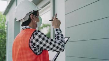 inspektor oder ingenieur inspiziert und inspiziert ein gebäude oder haus anhand einer checkliste. Ingenieure und Architekten oder Auftragnehmer arbeiten, um das Haus zu bauen, bevor sie es an den Hausbesitzer übergeben. video