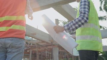 el ingeniero inspector verifica la integridad de la construcción de la casa. discutir métodos y resolver problemas de estructuras de edificios con contratistas o ingenieros video