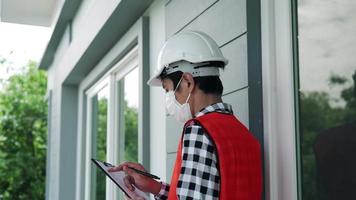 ispettore o ingegnere è ispezionando e ispezionando un' edificio o Casa utilizzando un' lista di controllo. ingegneri e architetti o contattore opera per costruire il Casa prima passaggio esso al di sopra di per il padrone di casa. video