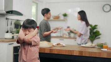 huiselijk probleem in familie.de zoon gebruik handen aan het bedekken uw gevoel benadrukt van de ouders ruzie. de kind is hebben mentaal problemen ten gevolge naar familie problemen. video