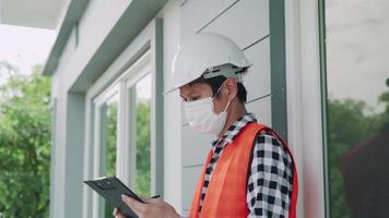 un inspecteur ou un ingénieur inspecte et inspecte un bâtiment ou une maison à l'aide d'une liste de contrôle. ingénieurs et architectes ou entrepreneur travaillent pour construire la maison avant de la remettre au propriétaire. video