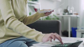 une employée ouvre un portefeuille pour vérifier l'argent dépensé à la fin du mois. la facture de somme de la femme le mois pour le salaire. notion de dette video