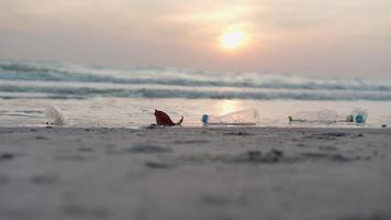 opslaan water. vrijwilliger plukken omhoog uitschot vuilnis Bij de strand en plastic flessen zijn moeilijk ontleden voorkomen kwaad aquatisch leven. aarde, omgeving, vergroening planeet, verminderen globaal opwarming, opslaan wereld video