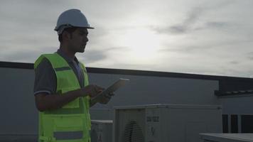 nut ingenieurs zijn opnieuw controleren de lucht staat Aan de dak dek van de fabriek. de ontwerper van de lucht staat systeem van de fabriek liep naar controleren de systeem Operatie ondersteuning ingenieur. video