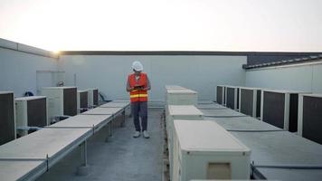 fabriek ingenieurs of personeel controle de koeling systeem van de fabriek. voor Mens records de staat van de compressor voordat onderhoud volgens onderhoud plan. video