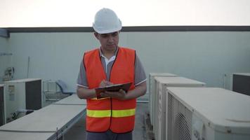 ingénieurs d'usine ou personnel vérifiant le système de refroidissement de l'usine. le contremaître enregistre l'état du compresseur avant l'entretien conformément au plan d'entretien. video