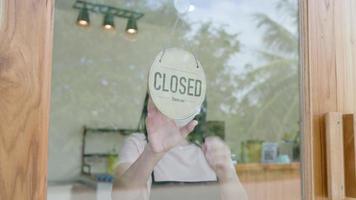 Kleinunternehmer änderte das Schild am ersten Geschäftstag von geschlossen auf geöffnet. garantiert Sicherheit, Sauberkeit, Schutzmasken und öffnet das Café. offen für neues normales Konzept. video