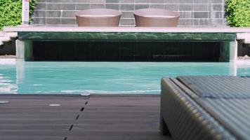 descansando na beira da piscina de um hotel em uma pausa para descansar. própria piscina para relaxamento. conceito privado de férias de férias. video