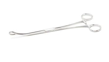 Instrumento médico quirúrgico de precisión de acero inoxidable aislado sobre fondo blanco. foto