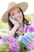 mujer adulta joven con sombrero de jardinería al aire libre foto