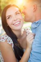 feliz retrato de pareja romántica de raza mixta en el parque. foto