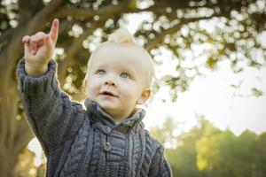 adorable bebé rubio al aire libre en el parque foto