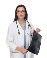 doctora o enfermera de raza mixta sosteniendo rayos x en blanco foto