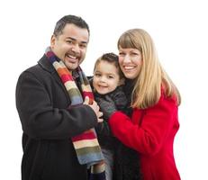 feliz, joven, carrera mezclada, familia, aislado, blanco foto