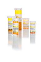 Frascos de prescripción de medicamentos no patentados y pastillas aisladas en blanco foto