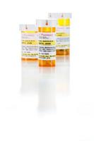 Tres frascos de prescripción de medicamentos no patentados aislados en blanco foto