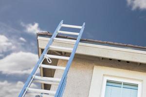 escalera de construcción apoyada contra la casa foto