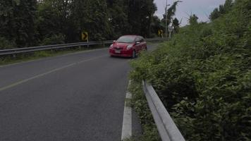 estrada serpentina, visão em primeira pessoa de uma pessoa andando. serpentina da montanha. viagem de carro na tailândia video