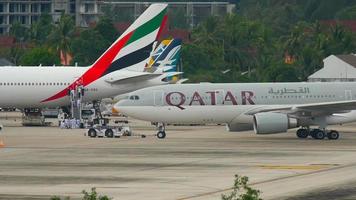 phuket, thailand 26. dezember 2016 - qatar airways airbus 330 a7 aci abschleppen vor abflug. Blick von der obersten Etage des Hotels Centara Grand West Sands Resort Phuket video