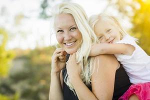 madre y niña divirtiéndose juntas en la hierba foto