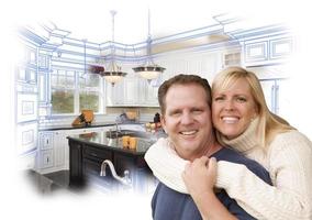 feliz pareja abrazándose con dibujo de cocina personalizado y foto detrás