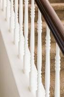 resumen de barandilla de escalera y escalones alfombrados en casa foto