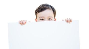 niño chino y caucásico sosteniendo una cartulina en blanco aislada de fondo blanco. foto