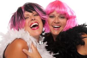 retrato de dos niñas sonrientes de cabello rosa y negro foto