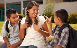 lindos hermanos y hermanas listos para la escuela foto