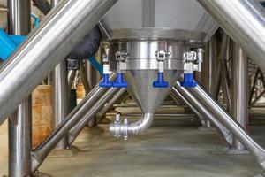 grandes tanques de fermentación de cervecería en almacén foto