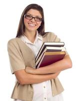 estudiante étnico con libros en blanco foto