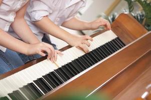 niños tocando el piano foto