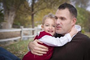 hermoso padre e hijo en el parque foto