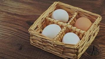 Hühnereier in einem Korb aus geflochtenem Stroh. Frohe Ostern. video