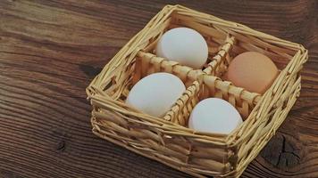 oeufs de poule dans un panier de paille tressée. joyeuses Pâques. video