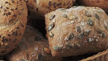 di vimini cestino con selezione di pane e pasticcini. assortimento di al forno prodotti video