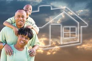 familia sobre las nubes, el cielo y el icono de la casa foto