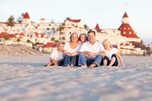 feliz familia caucásica frente al hotel del coronado foto