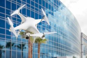sistema de aviones no tripulados quadcopter drone en el aire cerca del edificio corporativo. foto