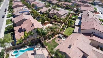 vista aérea del barrio poblado de casas con desenfoque de cambio de inclinación foto