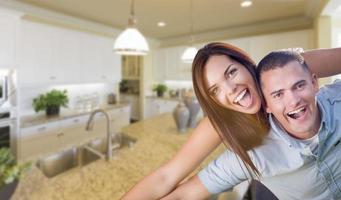 juguetona pareja de jóvenes militares dentro de una hermosa cocina personalizada foto