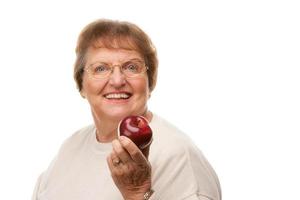 atractiva mujer mayor con manzana roja foto