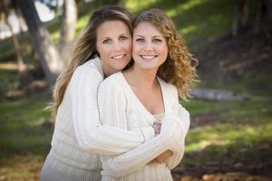 bonito retrato de madre e hija en el parque foto