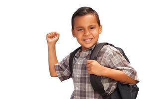 feliz joven hispano con mochila lista para la escuela aislada en un fondo blanco. foto
