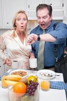 pareja estresada en la cocina tarde al trabajo foto