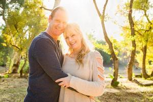 feliz retrato de pareja caucásica de mediana edad al aire libre foto